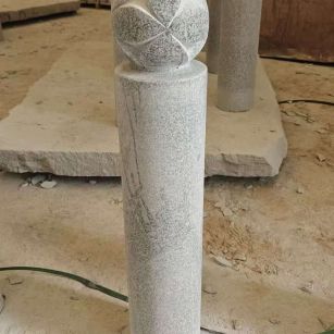 宝鸡 芝麻白花岗岩石材挡车石柱、停车柱、圆柱挡车柱、方柱挡车柱等