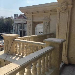 宝鸡 黄金麻别墅外墙干挂雕花配合阳台栏杆花瓶柱