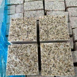 宝鸡 黄金麻花岗岩自然面小方块，弹石，马蹄石等