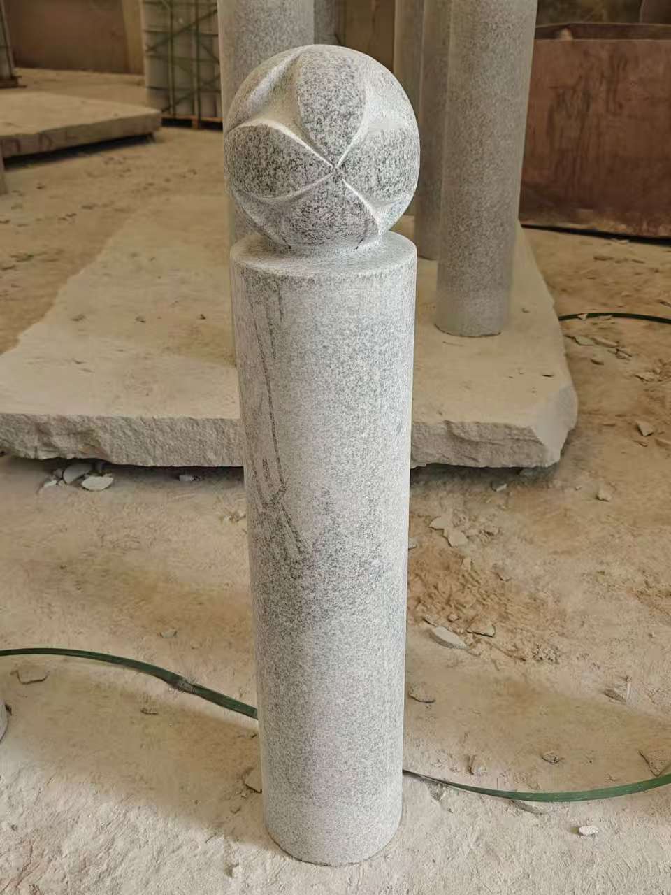 宝鸡 芝麻白花岗岩石材挡车石柱、停车柱、圆柱挡车柱、方柱挡车柱等