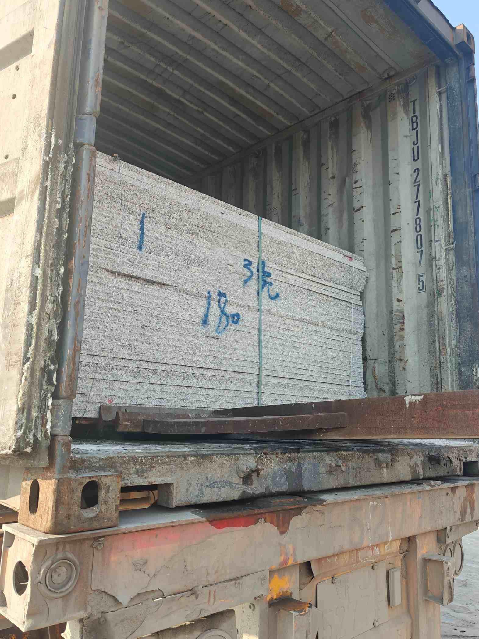 宝鸡 芝麻白花岗岩石材3.0公分光面毛板装柜出货