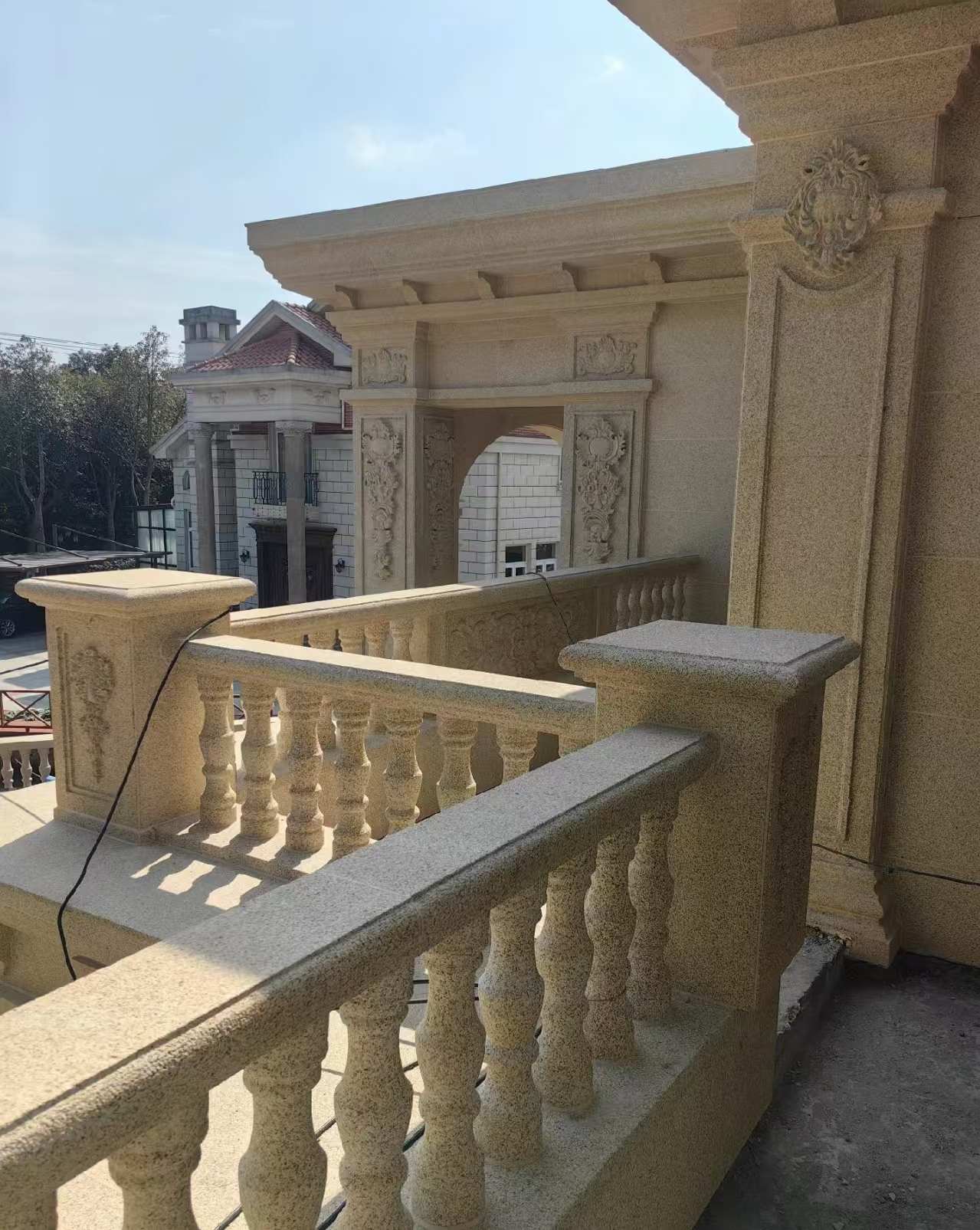 宝鸡 黄金麻别墅外墙干挂雕花配合阳台栏杆花瓶柱