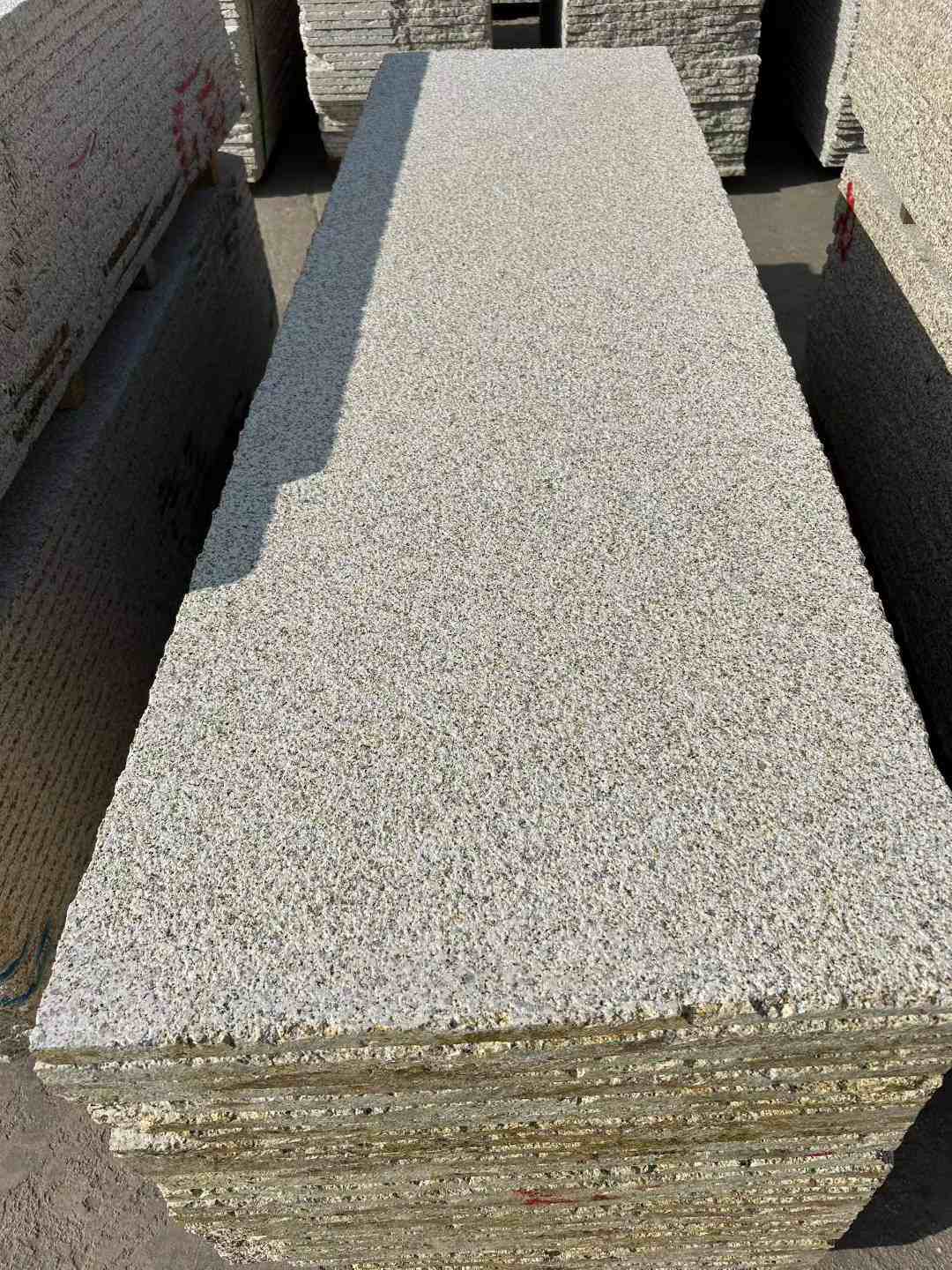 宝鸡 黄金麻花岗岩荔枝面毛板，半成品