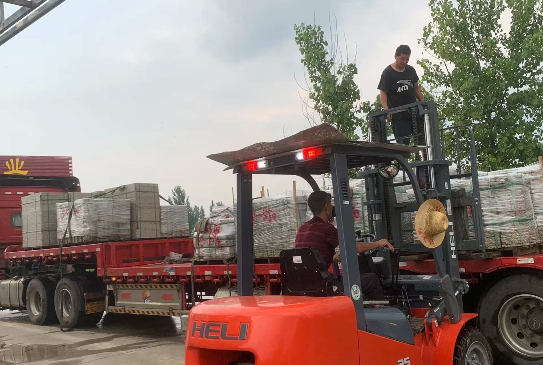 宝鸡 黄金麻冰裂纹，地铺石装车