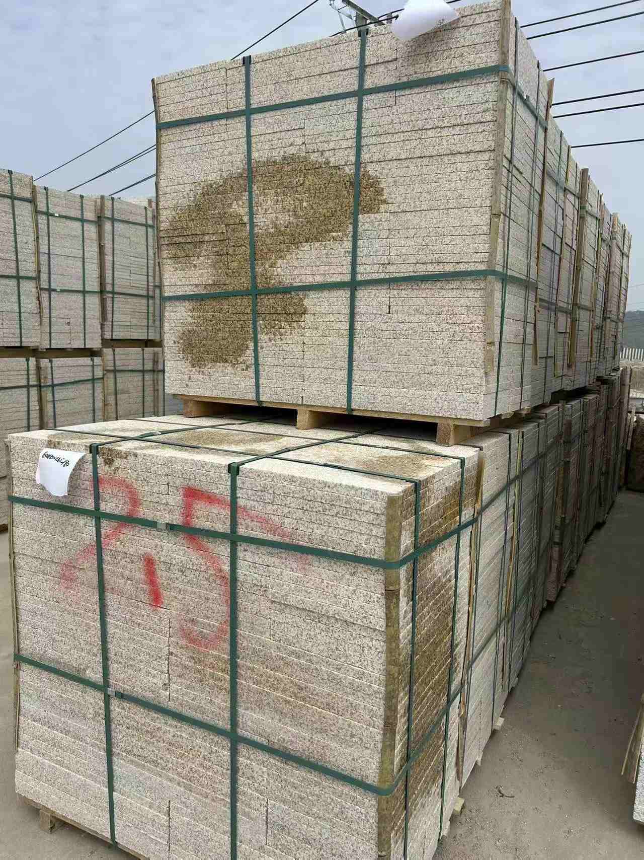 宝鸡 黄金麻花岗岩石材荔枝面地铺石2.5*300*600