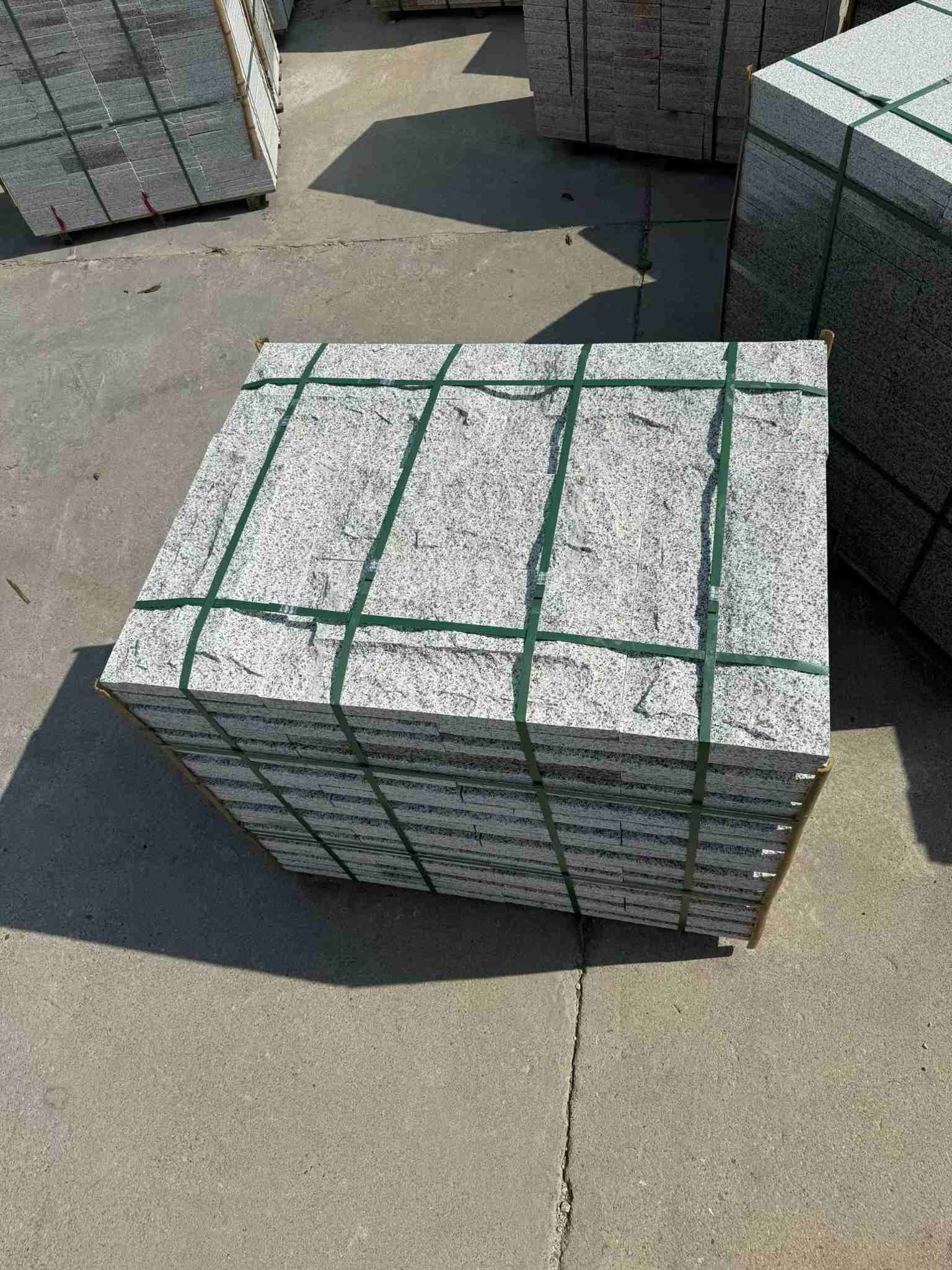 宝鸡 白麻花岗岩石材自然面蘑菇石成品