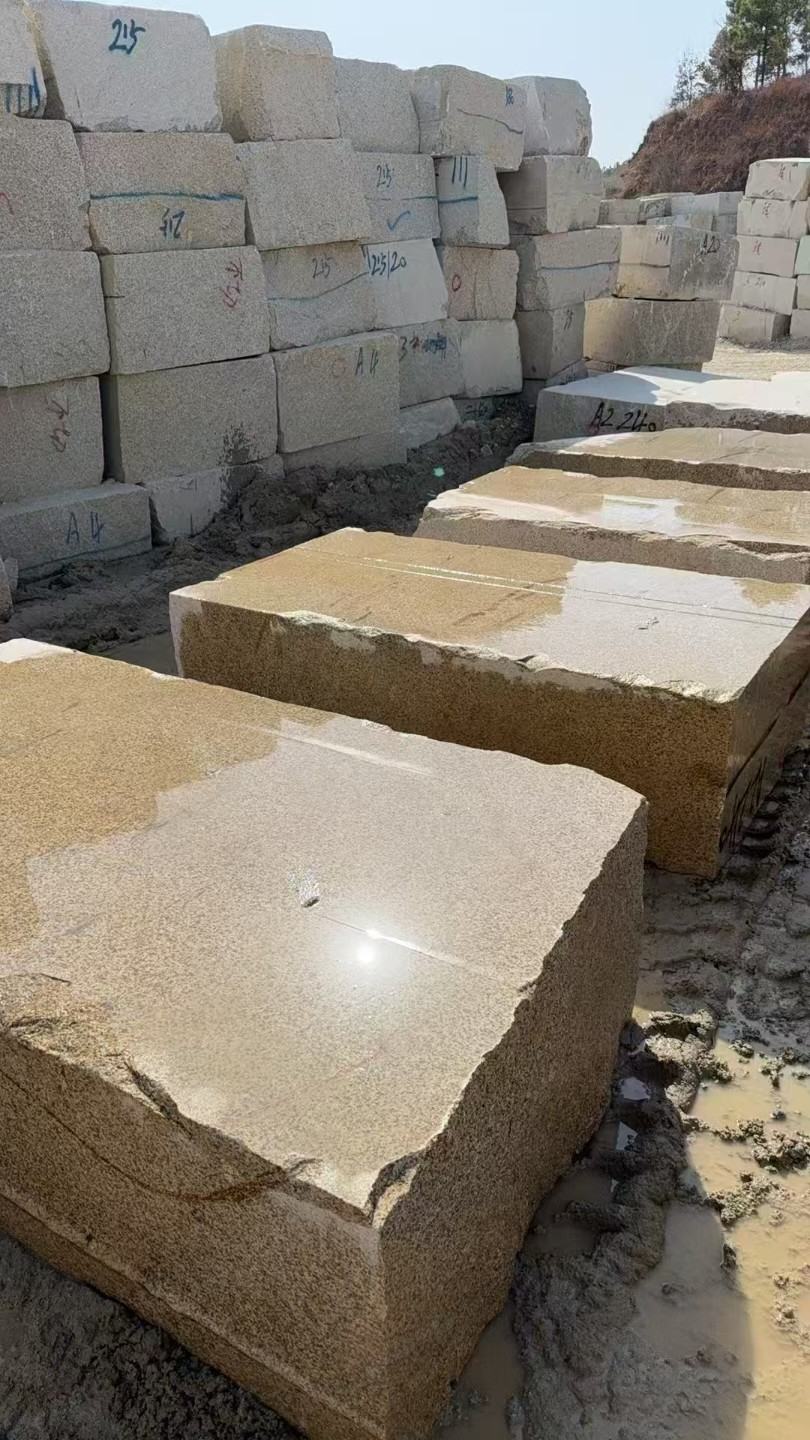 宝鸡 黄金麻方料堆场洗料分选中，原材料充足