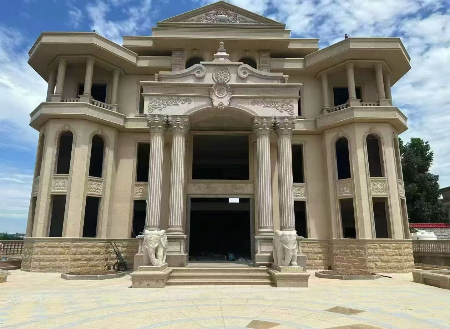 宝鸡 黄金麻别墅外墙干挂，大柱，大象，蘑菇石，雕花板