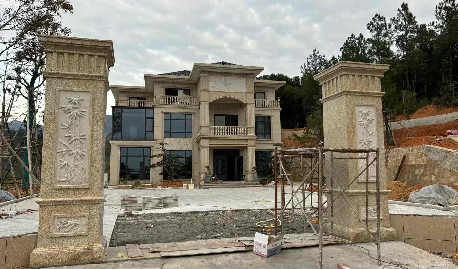 宝鸡 黄金麻花岗岩别墅雕花外墙干挂配上门口雕花罗马柱