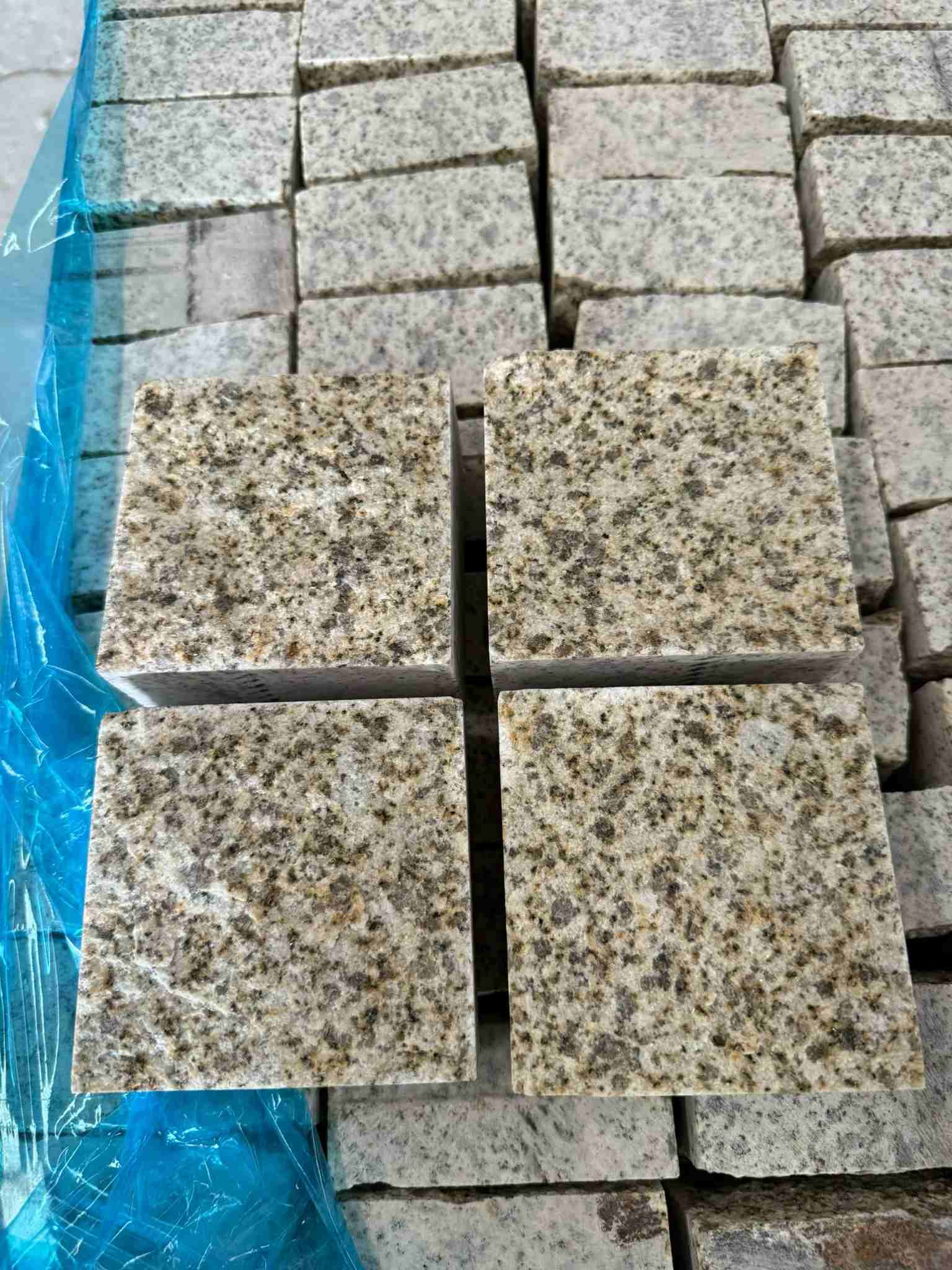 宝鸡 黄金麻花岗岩自然面小方块，弹石，马蹄石等