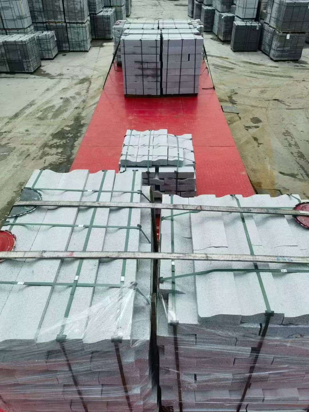 宝鸡 芝麻白仿形加直形路沿石出货日常