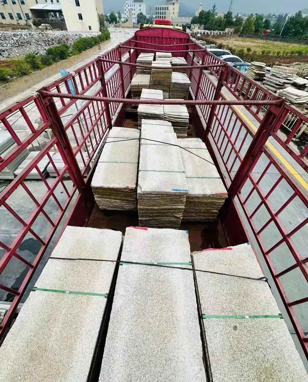 宝鸡 黄金麻花岗岩荔枝面，光面毛板装车完成