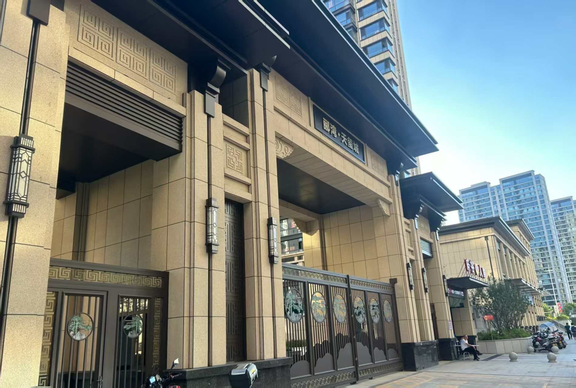 宝鸡 黄金麻花岗岩荔枝面小区门楼外墙干挂