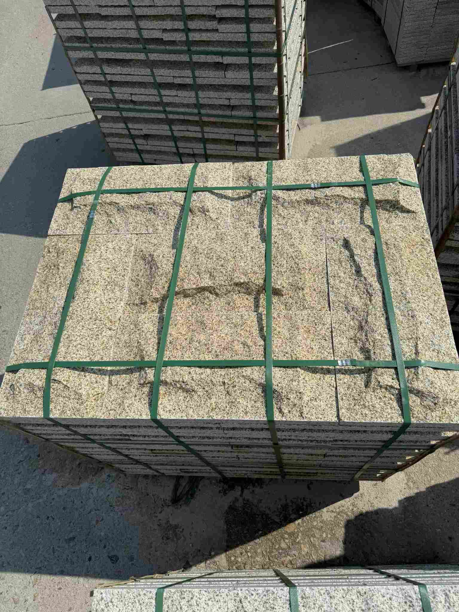 宝鸡 黄金麻花岗岩石材自然面蘑菇石成品