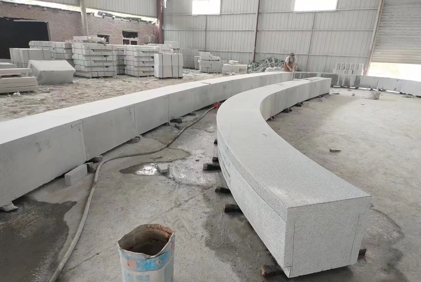 宝鸡芝麻白花岗岩石板材 园林光面弧形坐凳