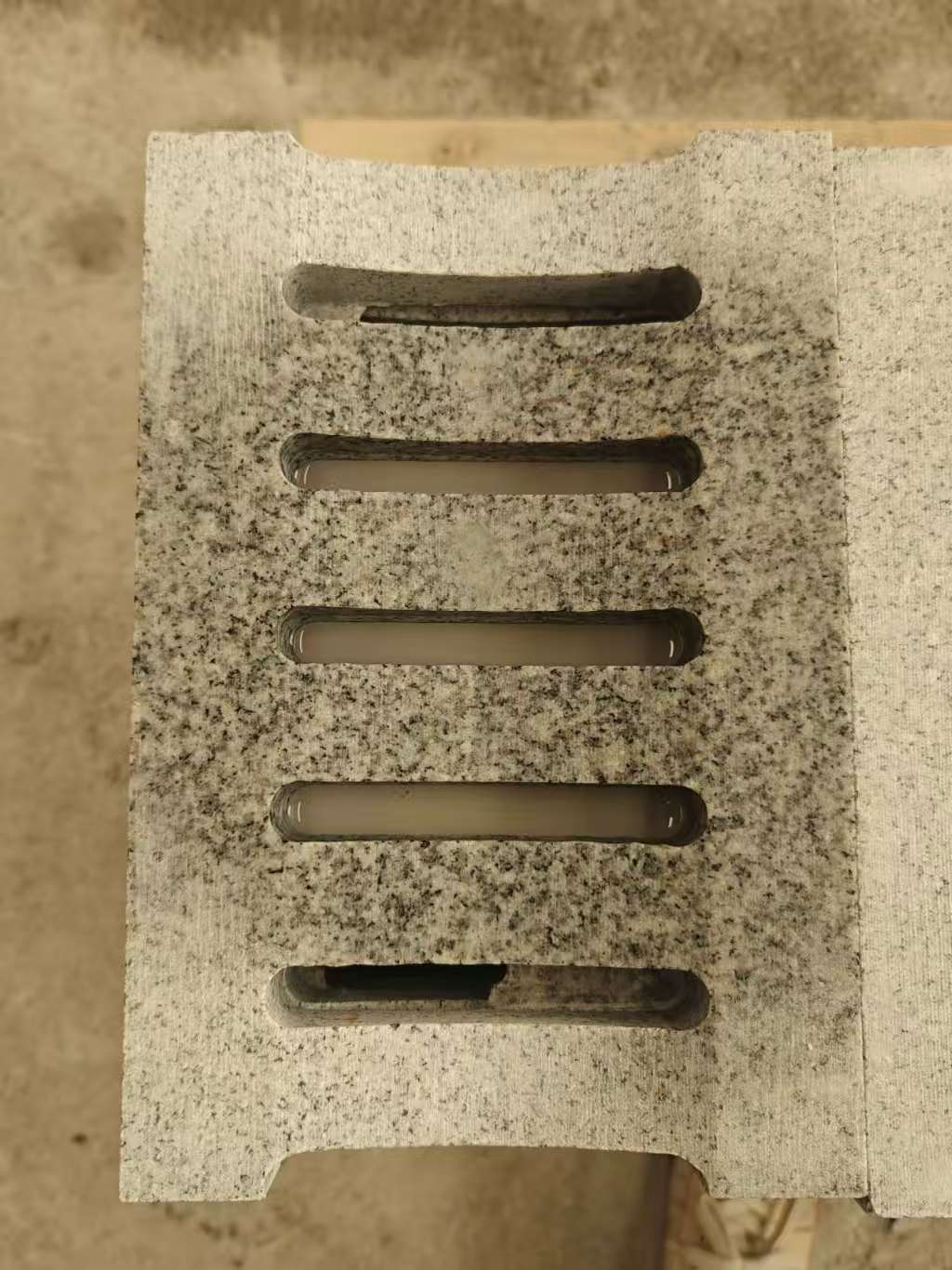 宝鸡 芝麻白拉丝面花岗岩U型开槽排水槽