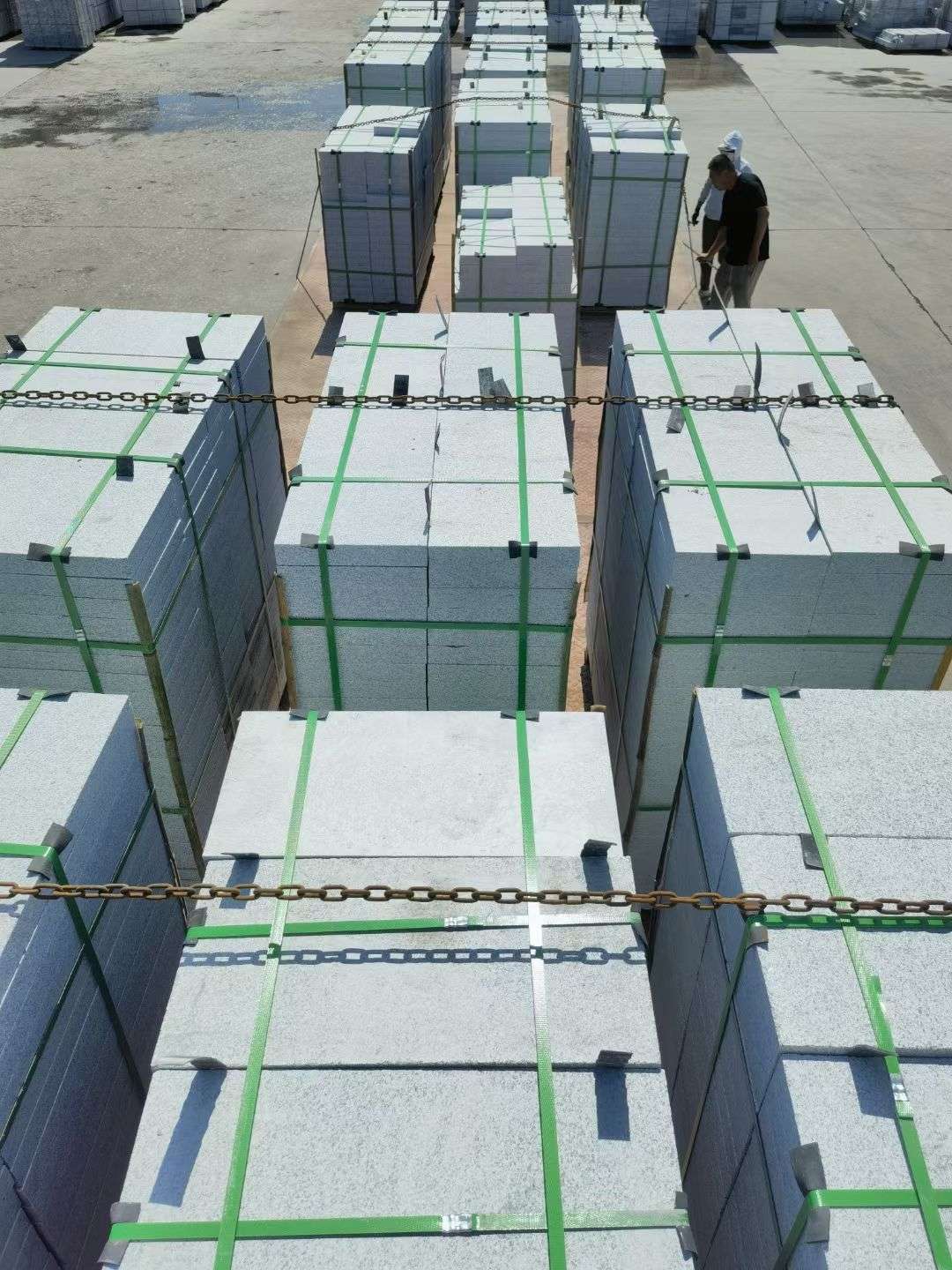 宝鸡 芝麻白花岗岩5公分地铺石 花岗岩厂家工厂装车日常